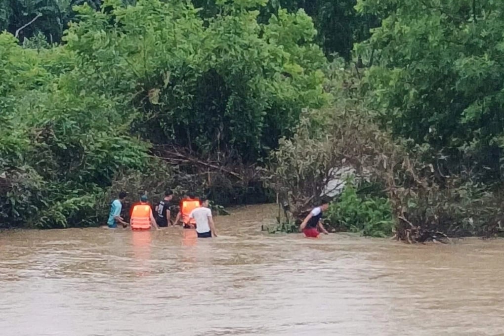 Cháu bé 8 tuổi rơi xuống sông: Tìm thấy thi thể cách chỗ bị nạn 200m - 1