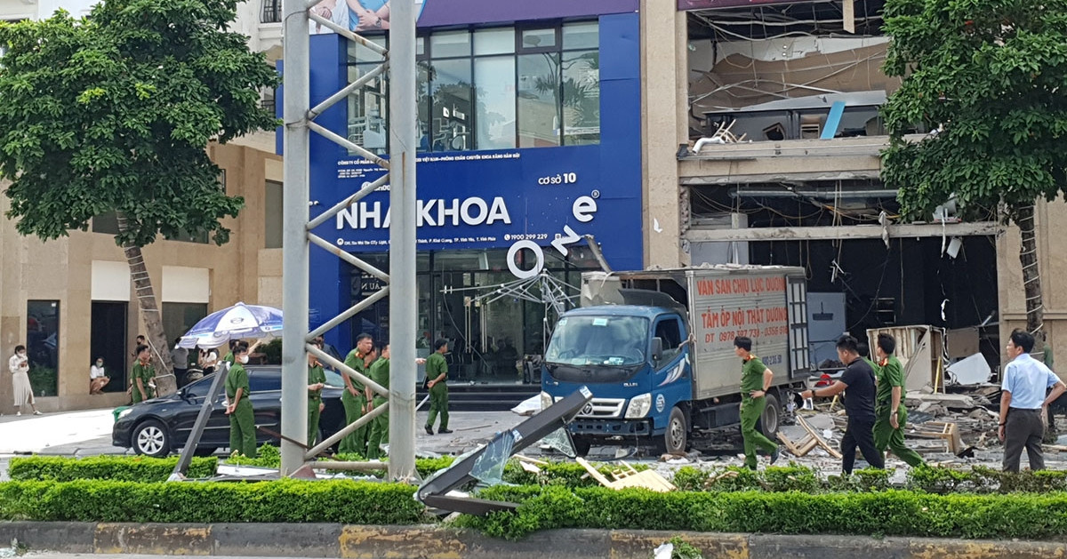 Suspected gas explosion at restaurant in Vinh Phuc, 6 people seriously burned