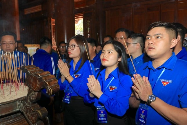 Delegation of Ly Tu Trong Award offered incense to commemorate President Ho Chi Minh photo 7