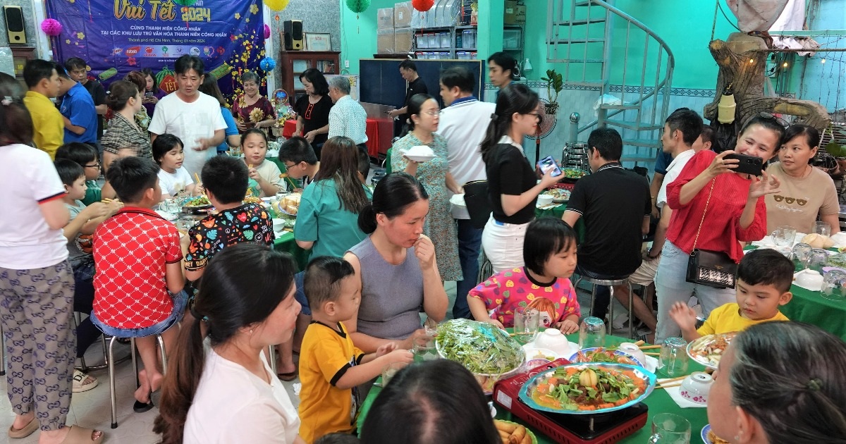 80-year-old landlord spends 40 million VND to host year-end party, give gifts to workers