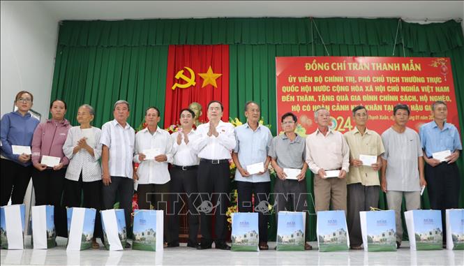 El vicepresidente permanente de la Asamblea Nacional, Tran Thanh Man, entrega obsequios del Tet a los trabajadores de Hau Giang, foto 3