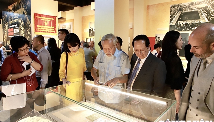 Exposition de documents sur l'accord de Genève sur la cessation des hostilités au Vietnam