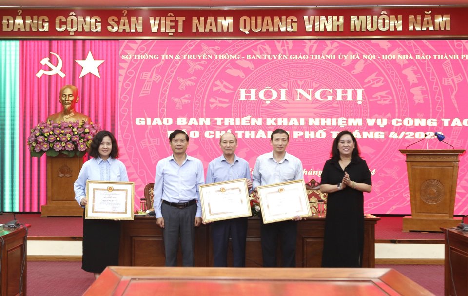 Ph&oacute; Trưởng ban Thường trực Ban Tuy&ecirc;n gi&aacute;o Th&agrave;nh ủy Phạm Thanh Học v&agrave; l&atilde;nh đạo Sở TT&amp;TT trao Bằng khen của Ban Thường vụ Th&agrave;nh uỷ cho c&aacute;c c&aacute; nh&acirc;n c&oacute; th&agrave;nh t&iacute;ch trong tổ chức Giải B&aacute;o ch&iacute; về x&acirc;y dựng Đảng v&agrave; hệ thống ch&iacute;nh trị của TP H&agrave; Nội lần thứ VI năm 2023.