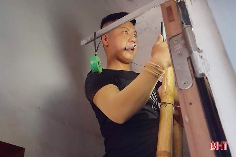 Reparador de aire acondicionado en Ha Tinh: Trabaja horas extras hasta la medianoche pero aún no puede terminar el trabajo.