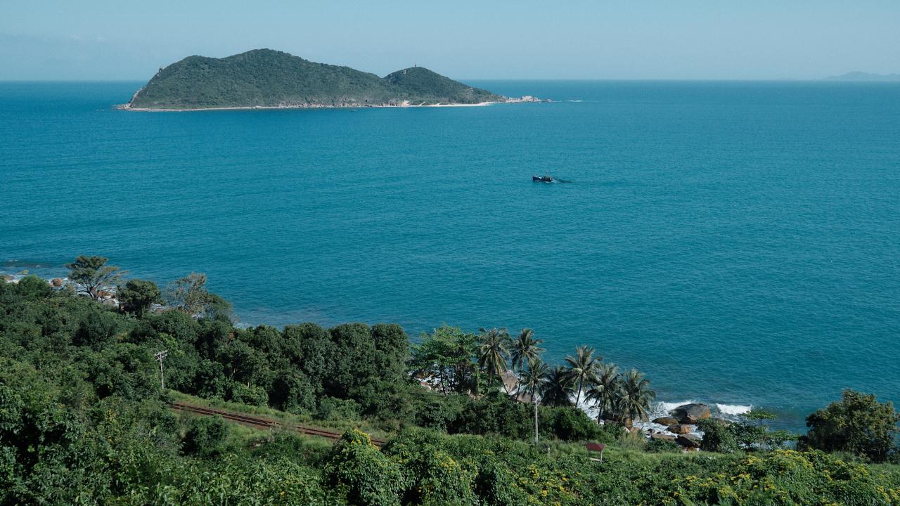 Phu Yen est une province côtière située au nord de la région de la côte centrale du Sud, limitrophe de Binh Dinh, Khanh Hoa et Gia Lai. Ces dernières années, Phu Yen a attiré un grand nombre de touristes car elle possède de nombreuses attractions touristiques magnifiques, paisibles et vierges.