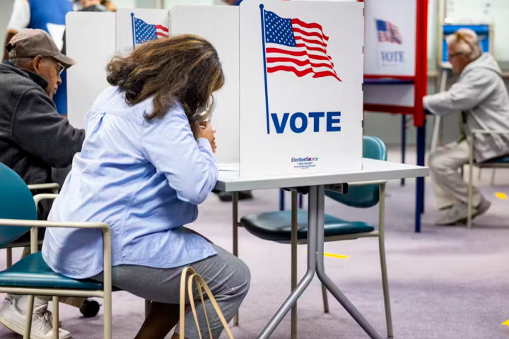 トランプ氏とハリス氏は、今年の選挙で決定的な役割を果たす有権者に焦点を当てている。(写真:EPA)