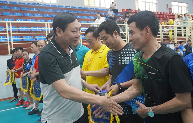 El Comité Organizador entregó banderas de recuerdo a los equipos participantes en el torneo.