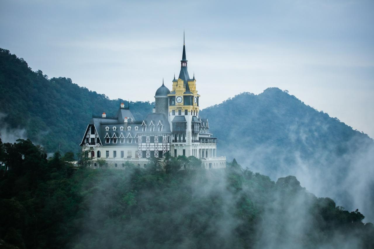 Fairytale castle in the middle of the floating sea of ​​clouds in Tam Dao. Photo: Fb Tam Dao Castle - Chateau De Tamdao.