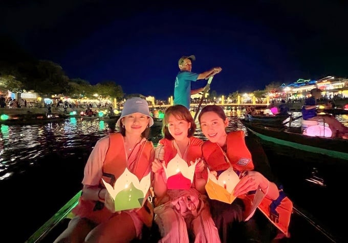 Three famous Korean actors Han Hyo Joo (left), Han Ji Min (middle) and Choo Ja Hyun sat on a boat releasing flower lanterns on the river in Hoi An ancient town in May. Photo: Instagram Hanhyojoo222