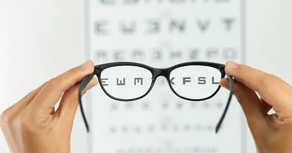 Doctor shows how to improve eyesight naturally