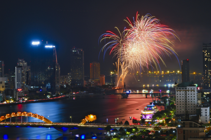 ダナン国際花火大会の開幕日である6月2日の夜、ベトナムチームがハン川で打ち上げた花火。写真: チュン・ダオ