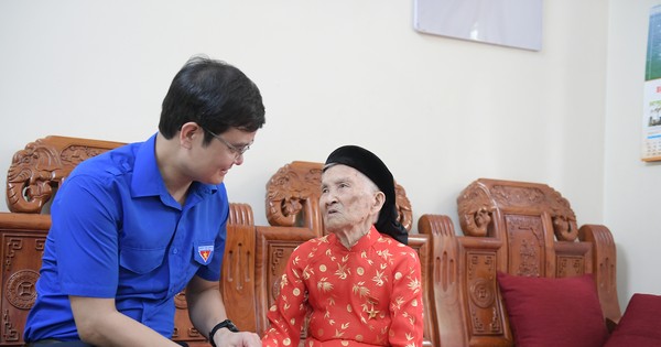 First Secretary of the Central Youth Union visits and presents gifts to Vietnamese Heroic Mothers