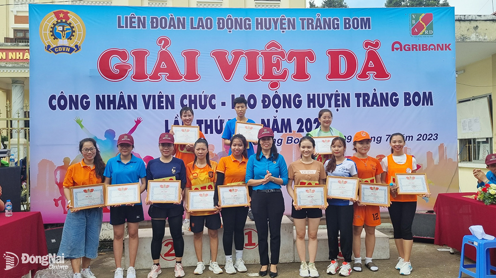 Liên đoàn Lao động H.Trảng Bom trao giải cho các vận động viên tham gia giải chạy việt dã năm 2023