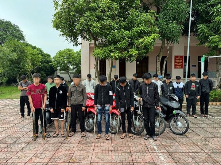 The group of teenagers were prosecuted with evidence at the police station. (Photo: Nghe An Police)