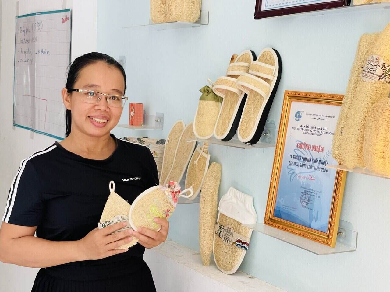 Ms. Ngoc Thu next to products made from loofah. Photo: Mai Huong