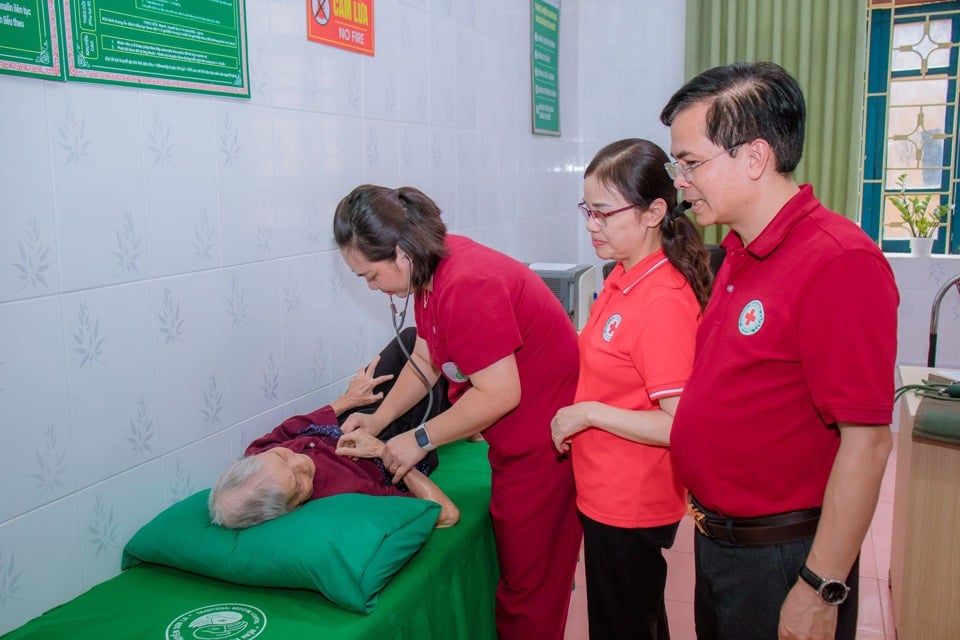 Los médicos examinaron, midieron la presión arterial y examinaron a los ancianos para detectar enfermedades internas y quirúrgicas. Foto: Asociación Provincial de la Cruz Roja de Son La