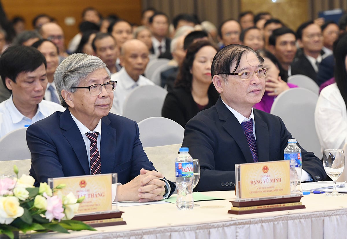 El presidente de la Asamblea Nacional, Tran Thanh Man, asiste a la ceremonia para honrar a los intelectuales científicos y tecnológicos destacados en 2024 -1