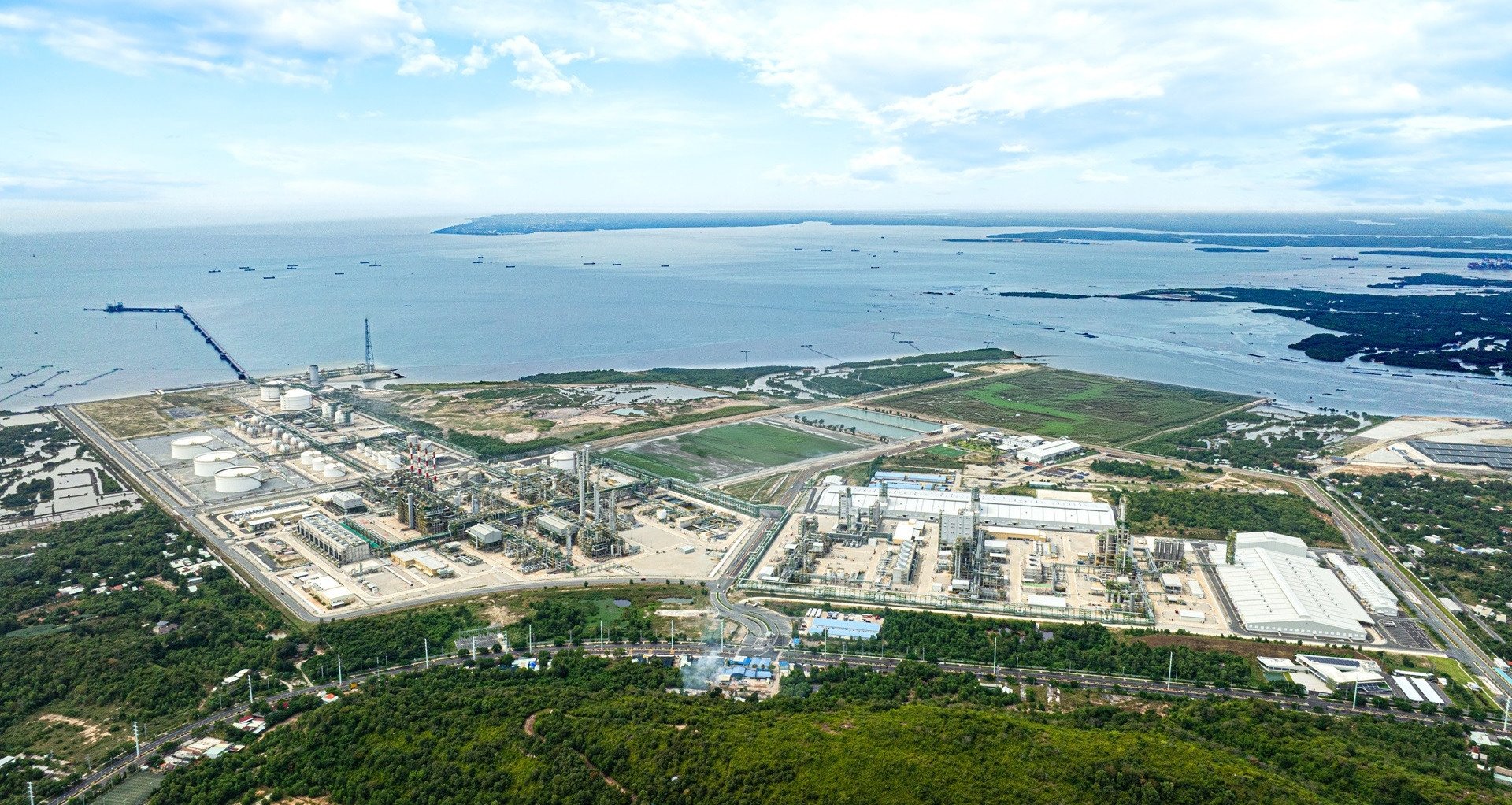 Why did the Thai giant temporarily suspend operations of the $5.4 billion petrochemical complex in Vietnam?