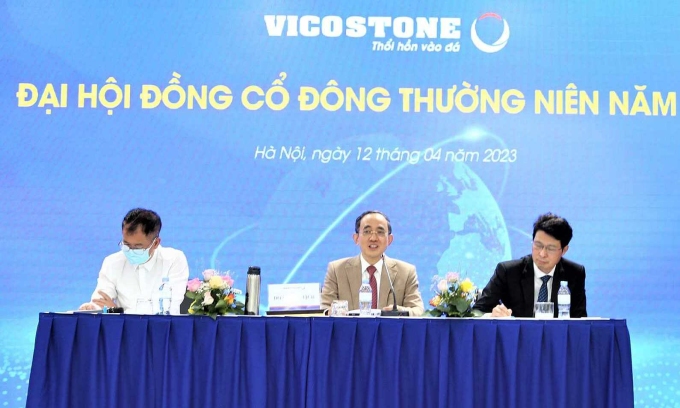 M. Ho Xuan Nang (au centre) a présidé l'assemblée annuelle 2023 de Vicostone. Photo : VCS