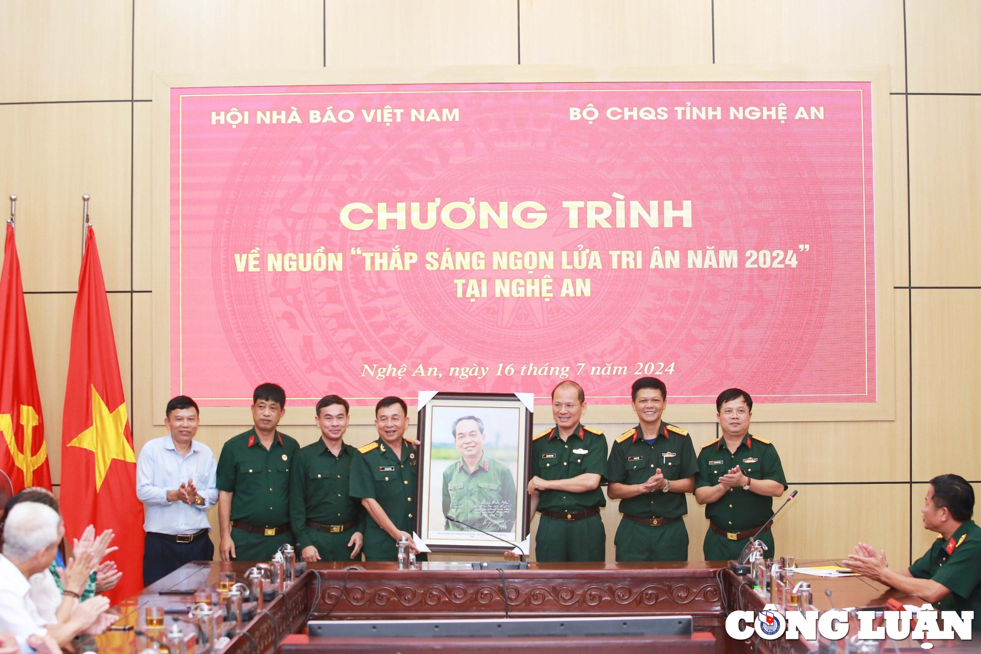 Vietnam News Agency presents commemorative medal to Nghe An provincial military command, photo 3