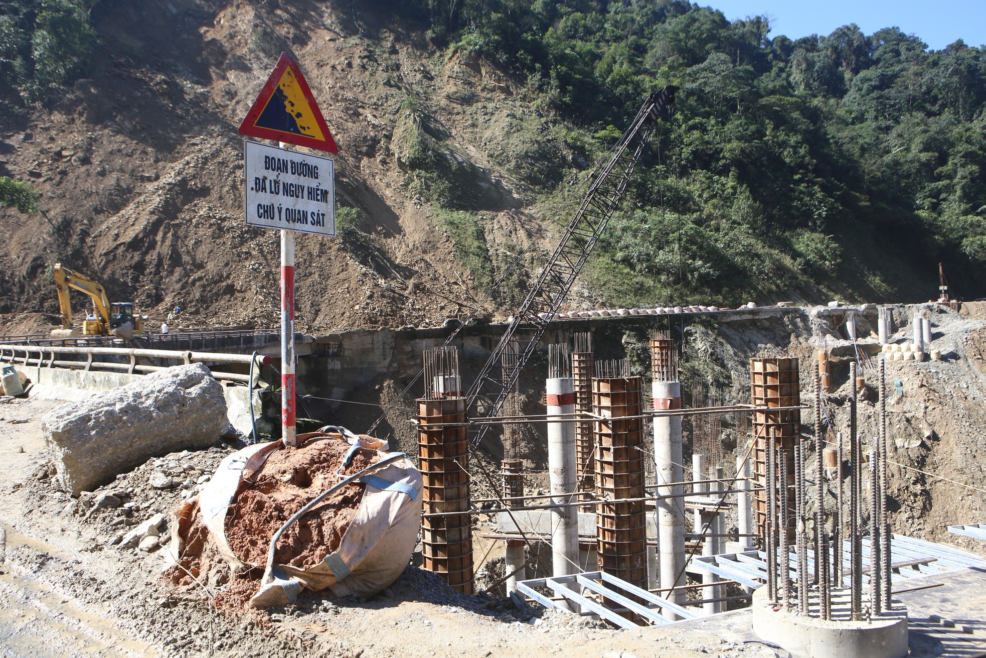 Many drivers are worried as the road to Cau Treo Border Gate continues to collapse, photo 6