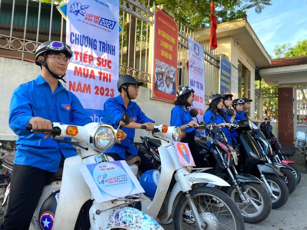 Des équipes de taxis-motos gratuits sont prêtes à accompagner et à récupérer les candidats et leurs familles pour passer l'examen de fin d'études secondaires.