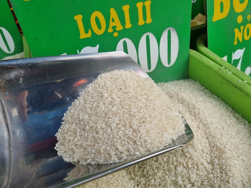 Hesitancy to sign new orders causes Vietnamese rice prices to 