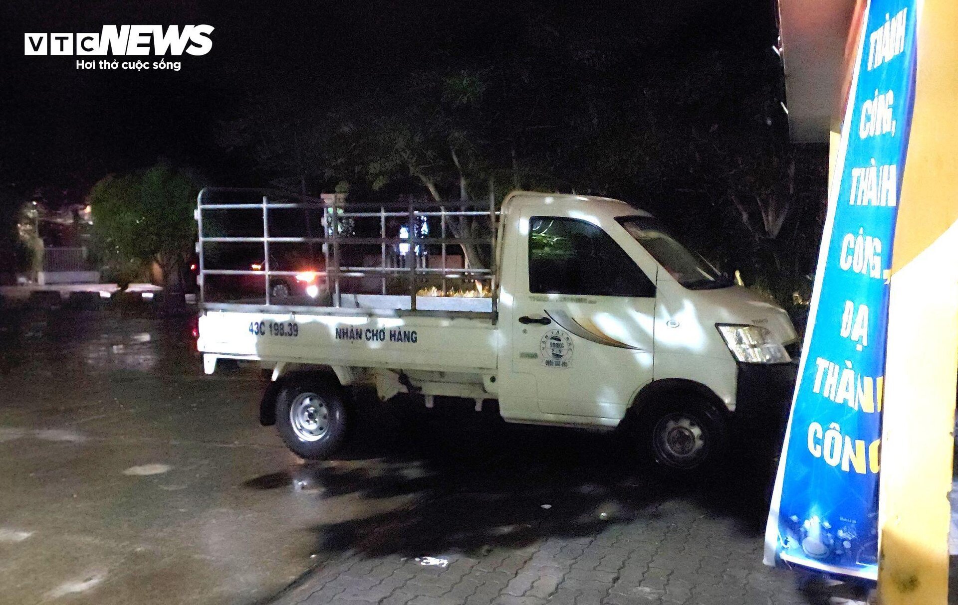 Hochwasser sperrte um Mitternacht die Nationalstraße 14G, die Bewohner von Da Nang beeilten sich, ihre Autos zu parken - 8