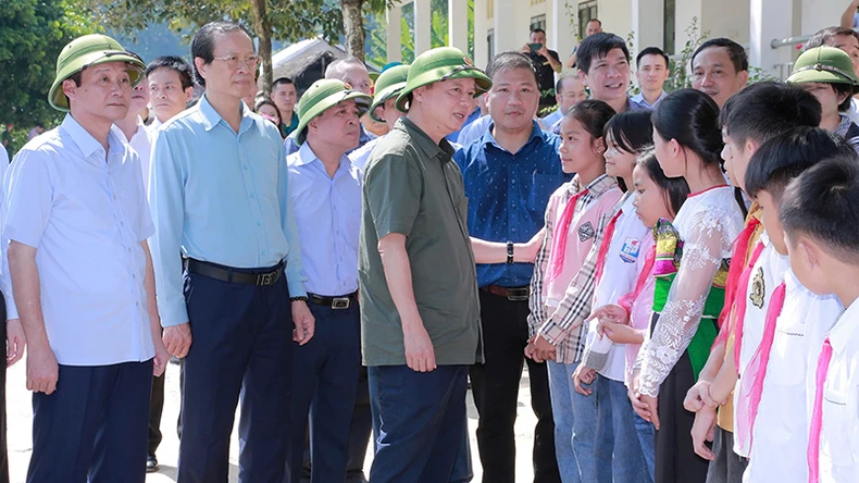 Le vice-Premier ministre Tran Hong Ha inspecte les conséquences des catastrophes naturelles à Thanh Hoa, photo 2