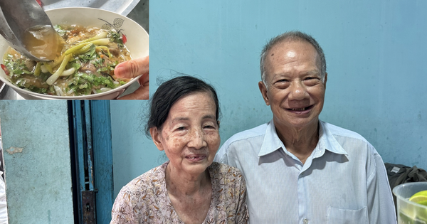 Beef noodle shop of an 80-year-old couple in an alley in Ho Chi Minh City: Together in old age