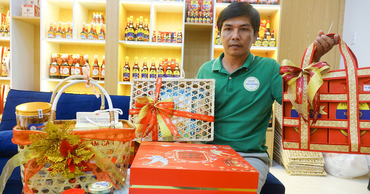 OCOP product gift baskets and ST25 rice bags grown in Kien Giang sell well during Tet