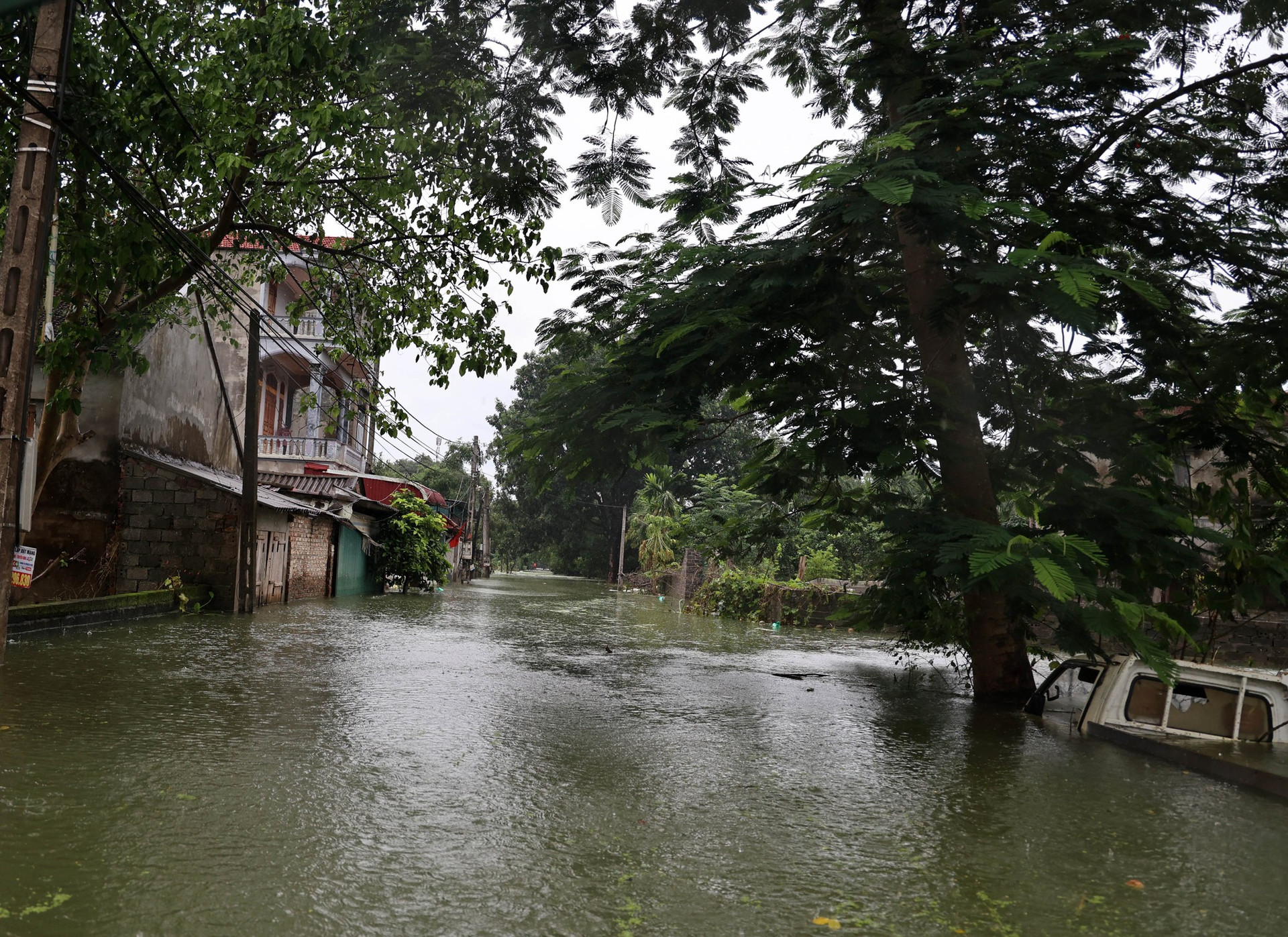 Phó Thủ tướng Lê Thành Long thăm người dân vùng 