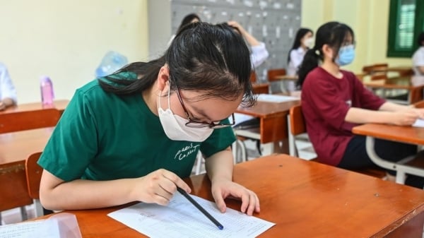 ¿Qué escuela tiene la tasa de competencia más alta para el décimo grado público?