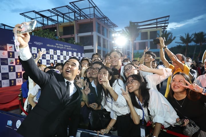 The most impressive attraction is the red carpet fashion activity and the Golden Kite Awards 2023 ceremony taking place at That Theater, Vega City Nha Trang. With the participation of more than 1,000 people, of which more than 500 famous artists gathered on the red carpet.