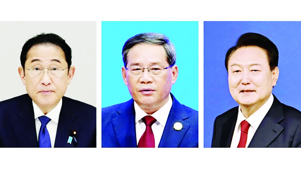 Der südkoreanische Präsident Yoon Suk-yeol, der chinesische Ministerpräsident Li Qiang und der japanische Premierminister Kishida Fumio (von rechts). Foto: Kyodo