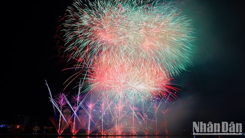 Los equipos de fuegos artificiales italianos y franceses entraron oficialmente en la noche final foto 1