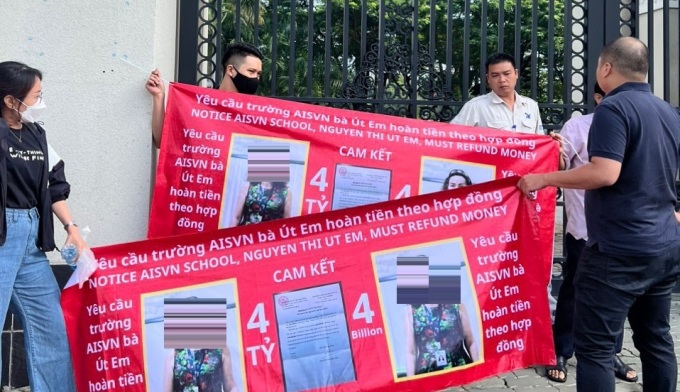 Parents of the American International School Vietnam came to the school gate to collect debt on September 21. Photo: Provided by parents