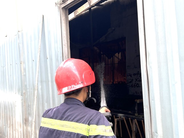 La scène de l'incendie dévastateur dans l'atelier de menuiserie de 3 000 m2 à Binh Duong, photo 6