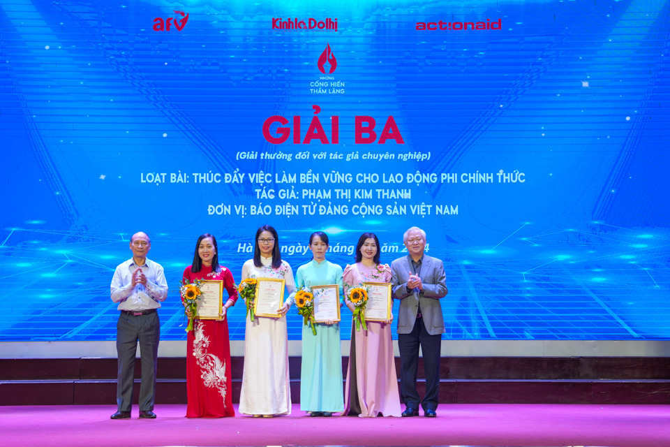 Ceremonia de clausura y entrega de premios del Concurso de Escritura al Mérito Lang Vang 2024, foto 4