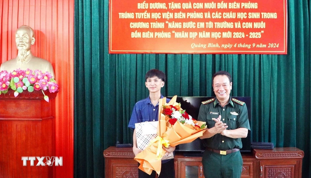 Le colonel Trinh Thanh Binh, commandant des gardes-frontières de Quang Binh, a salué les réalisations de Nguyen Anh Vu lors de son entrée à l'Académie des gardes-frontières. (Photo : VNA)