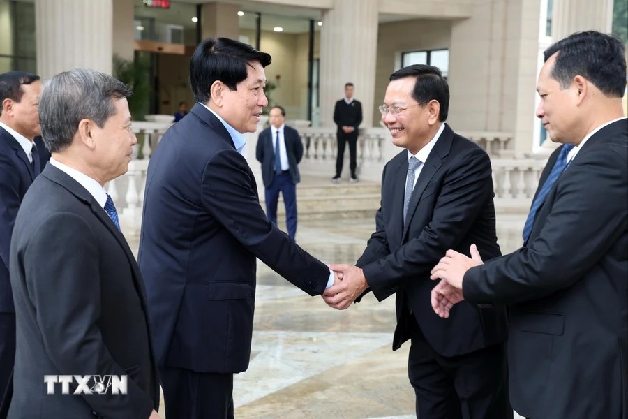 President Luong Cuong with leaders of the Supreme People's Court. Photo: VNA