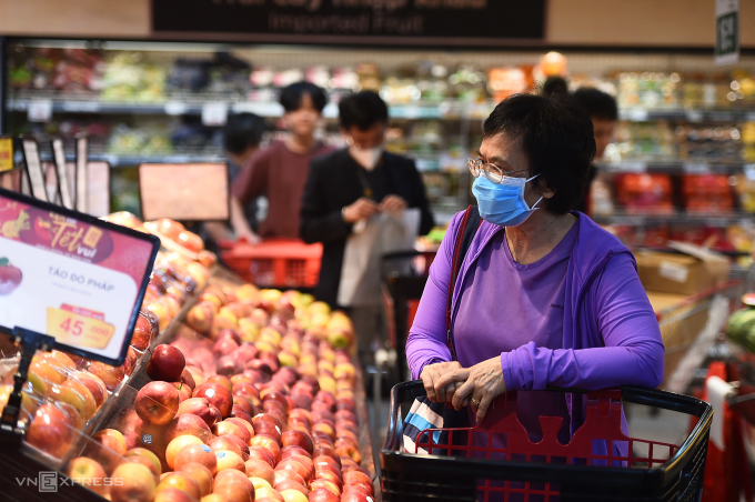 People shop at Tops Market Thao Dien supermarket on the afternoon of January 14. Photo: Thanh Tung