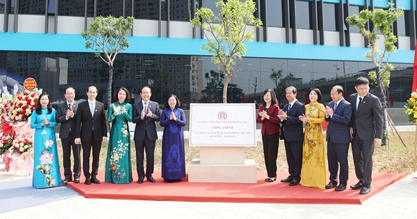 Hanoi hat zur Feier des 70. Jahrestages der Befreiung der Hauptstadt zahlreiche Projekte eingeweiht und Schilder dafür angebracht.