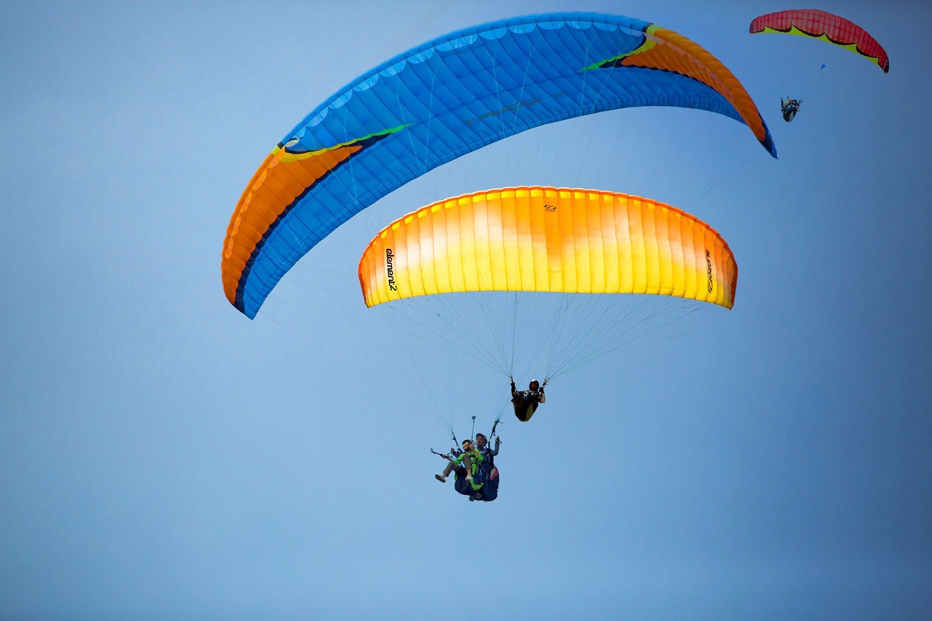 Faites du parapente pour voir la saison du riz mûr à Mu Cang Chai