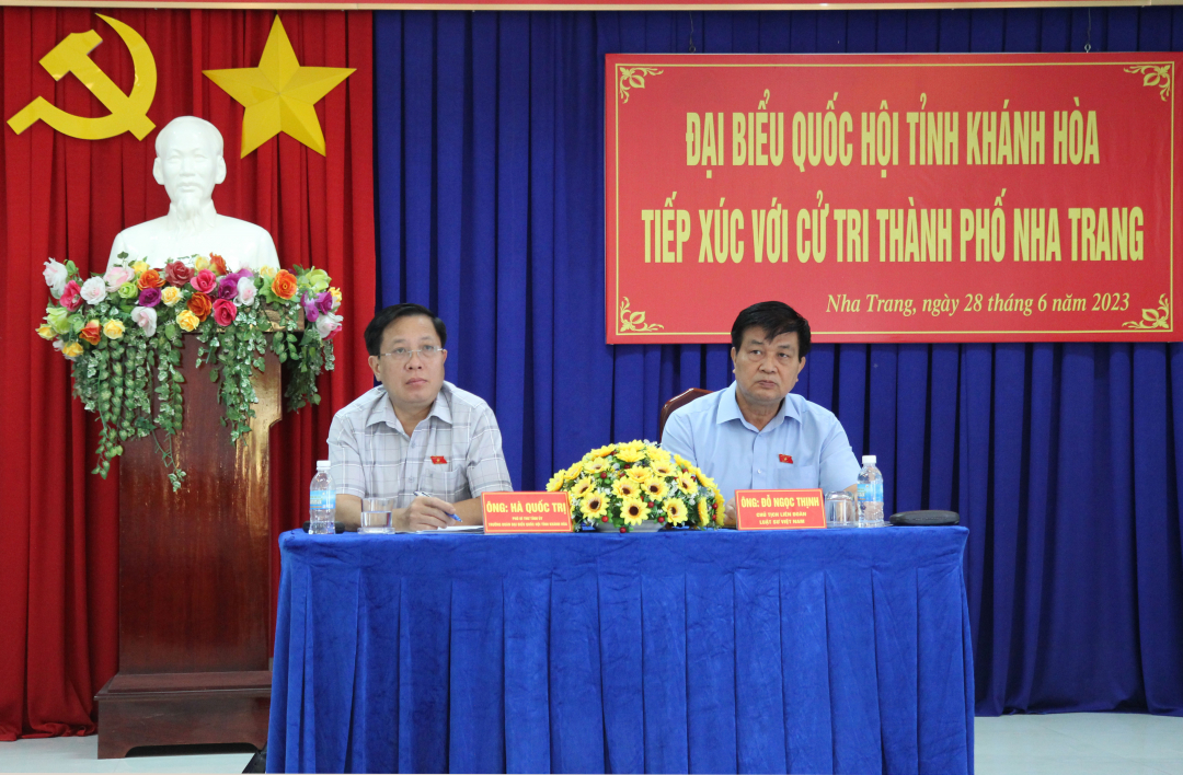 Mr. Ha Quoc Tri and Mr. Do Ngoc Thinh received voters' opinions in Vinh Tho ward.