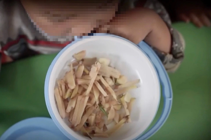 L'image d'un repas de riz blanc au gingembre d'un élève de l'école Mang Mu a été enregistrée dans le reportage. (Photo : capture d'écran)