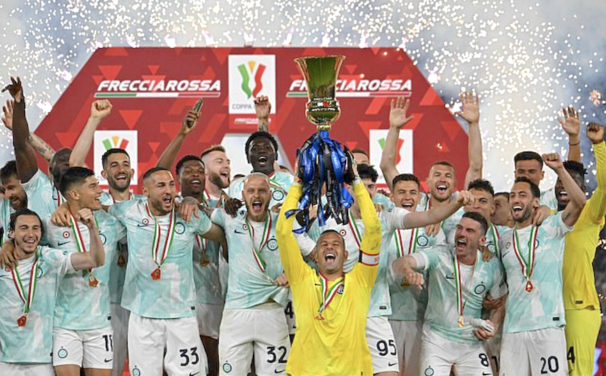  Inter-Spieler holen den Pokal der Coppa Italia. Foto: Dailymail