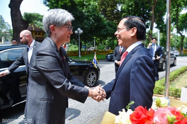 Le ministre des Affaires étrangères Bui Thanh Son a accueilli et tenu une réunion bilatérale avec la ministre australienne des Affaires étrangères Penny Wong.