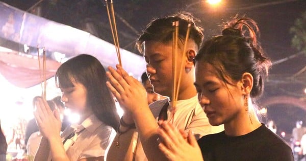 ハノイの若者たちは、太陰暦7月15日の夜明けにタイホー寺に集まり、祈りを捧げます。