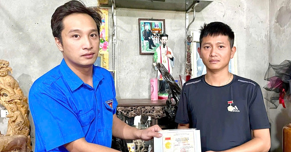 Awarding the Brave Youth Badge to the "hero" of the Phong Chau bridge collapse